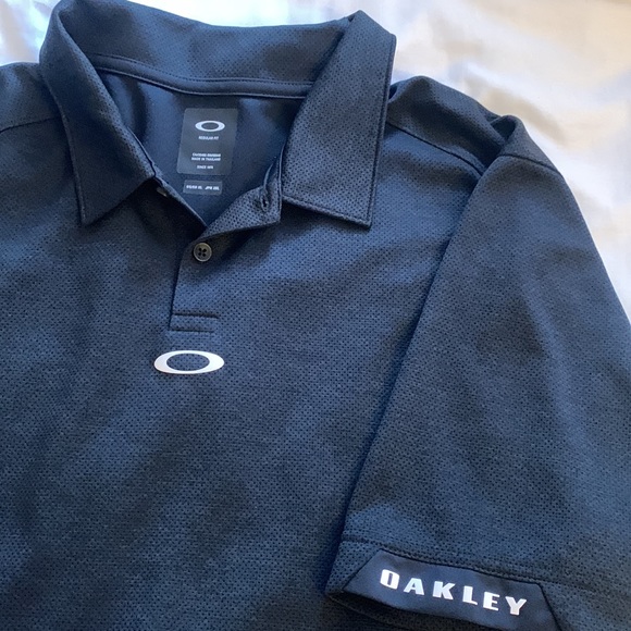 3 Oakley shirt in excellent condition at good price. - Picture 6 of 9